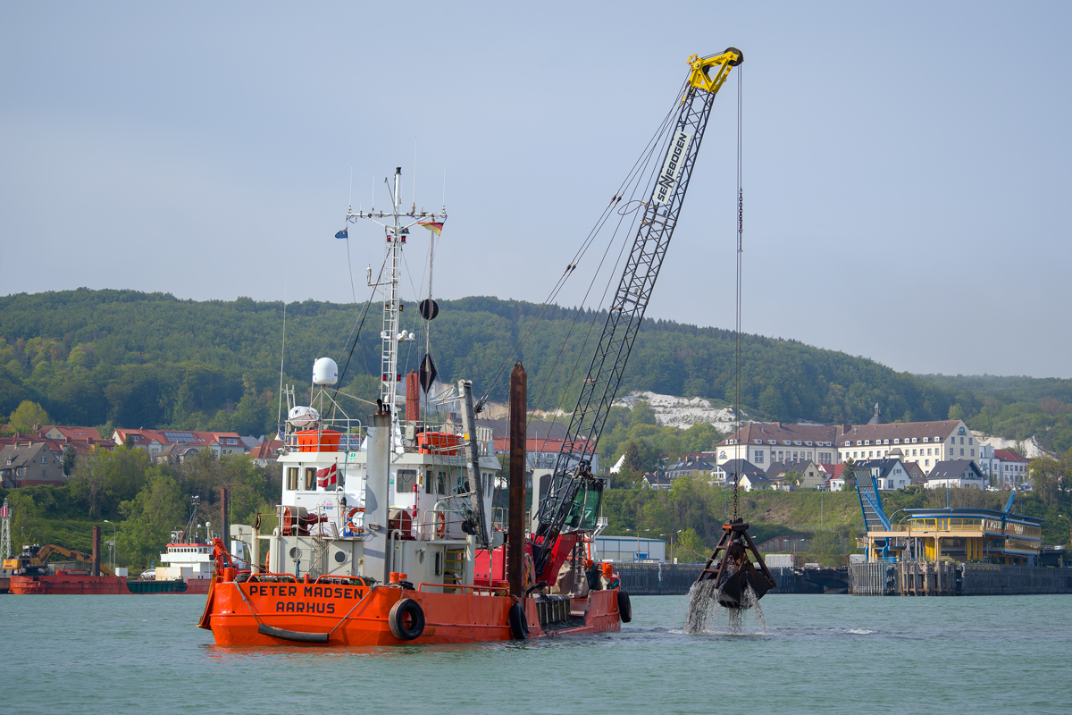 Das dänische Baggerschiff PETER MADSEN (IMO 8625581) bei der Arbeit im Sassnitzer Hafen. - 19.05.2019