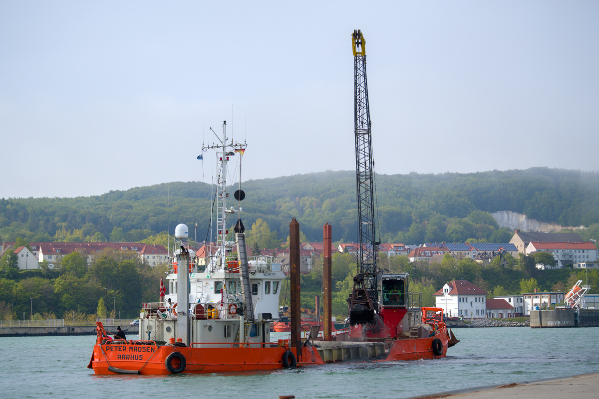 Das dänische Baggerschiff PETER MADSEN (IMO 8625581) bei der Arbeit im Sassnitzer Hafen. - 19.05.2019