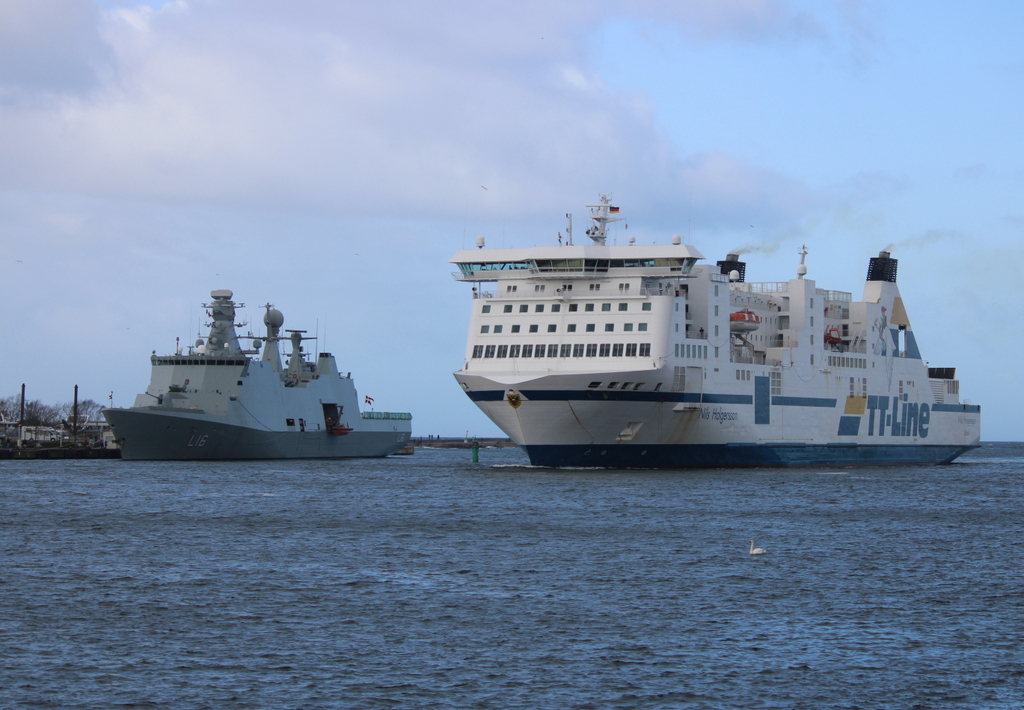 Das dänische Kommando und Unterstützungsschiff L16 Absalon und die TT-Line Fähre Nils Holgersson am 28.02.2020 in Warnemünde.