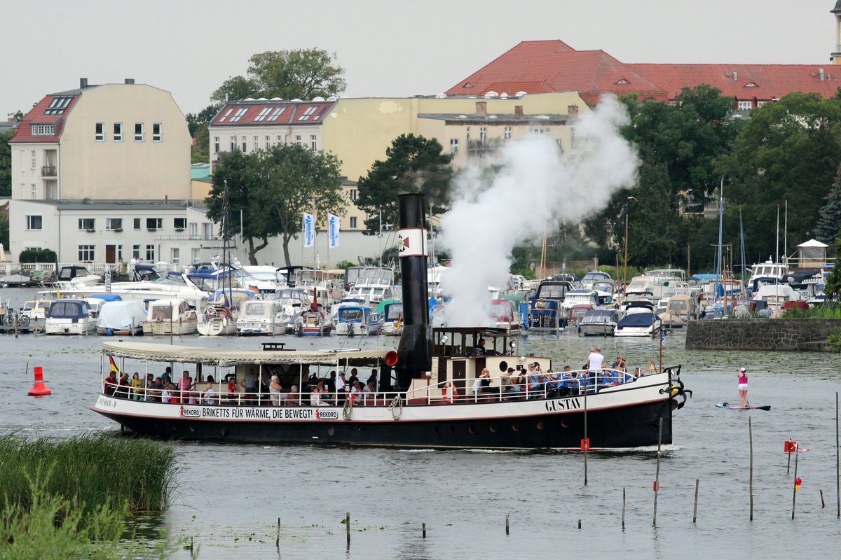 Das Dampf-Angetriebene FGS Gustav (04800060 , 31,89 x 6,02m) am 27.07.2017 in der Babelsberger Enge / Havel zu Berg Richtung Glienicker Brücke. Das Typhon erklang , der Kaiser Wilhelm kam ihm entgegen.