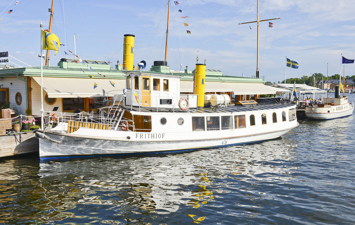 Das Dampfschiff »Frithiof« in Stockholm wurde 1897 gebaut. Nach einem Brand wurde das Schiff 1999 renoviert. Passagiere: 62.
Aufnahme: 27. Juli 2017.