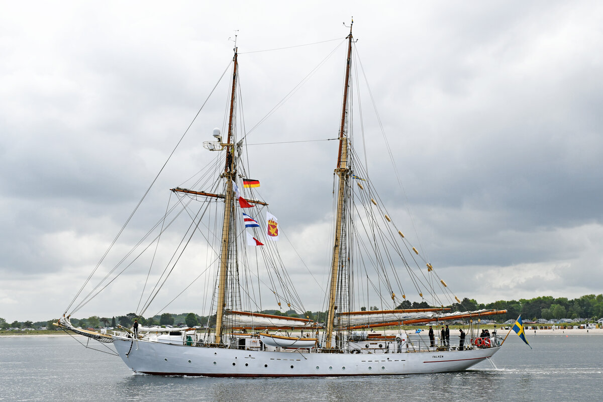 Das Dienst-Segelschiff FALKEN der schwedischen Marine fährt am 29.05.2022 bei Lübeck-Travemünde hinaus auf die Ostsee