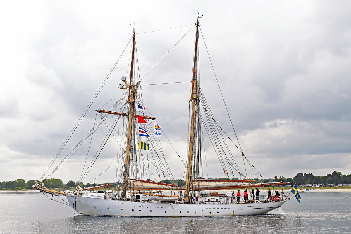 Das Dienst-Segelschiff GLADAN der schwedischen Marine fährt am 29.05.2022 bei Lübeck-Travemünde hinaus auf die Ostsee