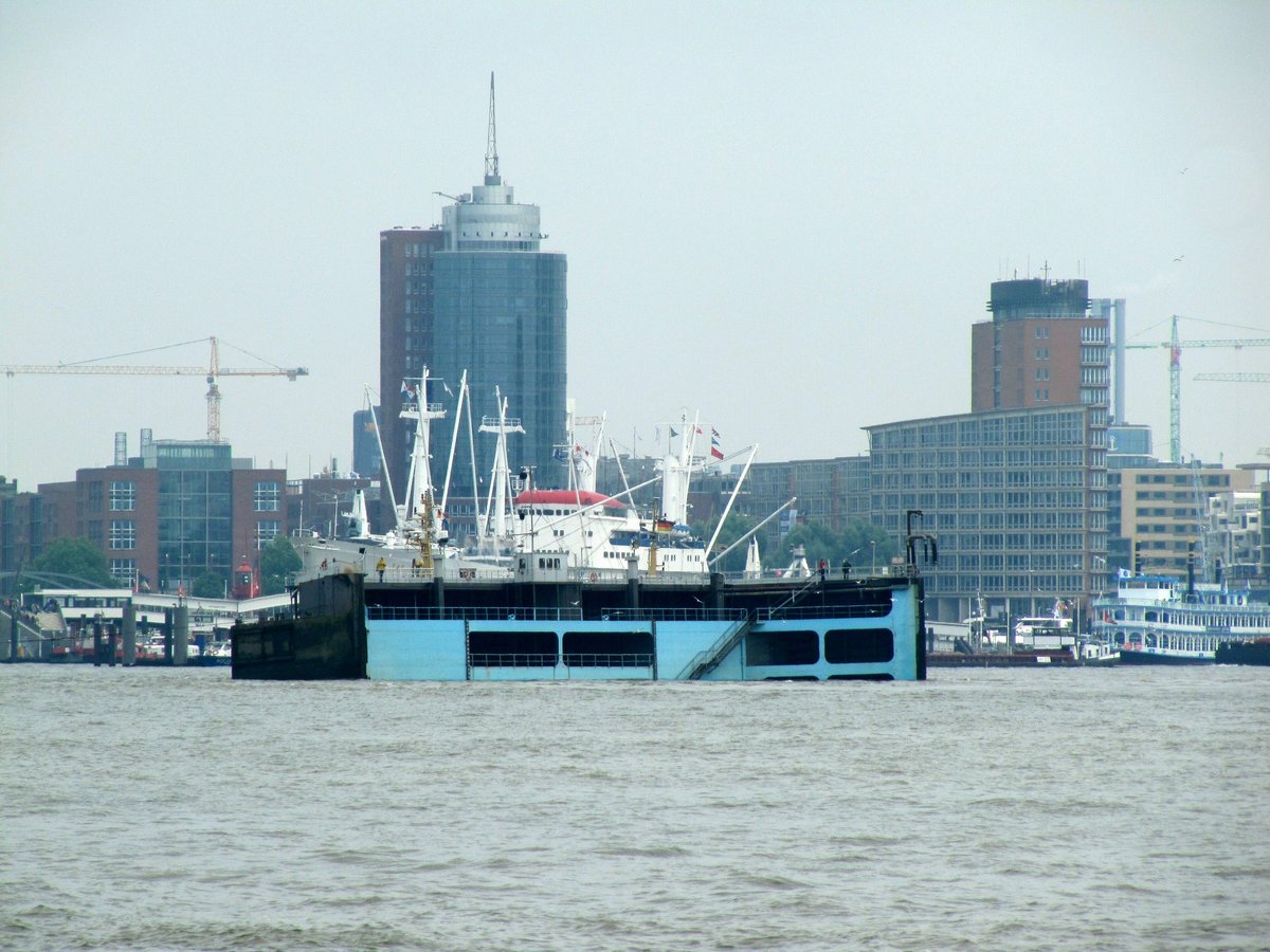 Das Docktor vom Trockendock Elbe 17 wurde abgezogen - nun konnte die Queen Mary 2 das Dock verlassen. 