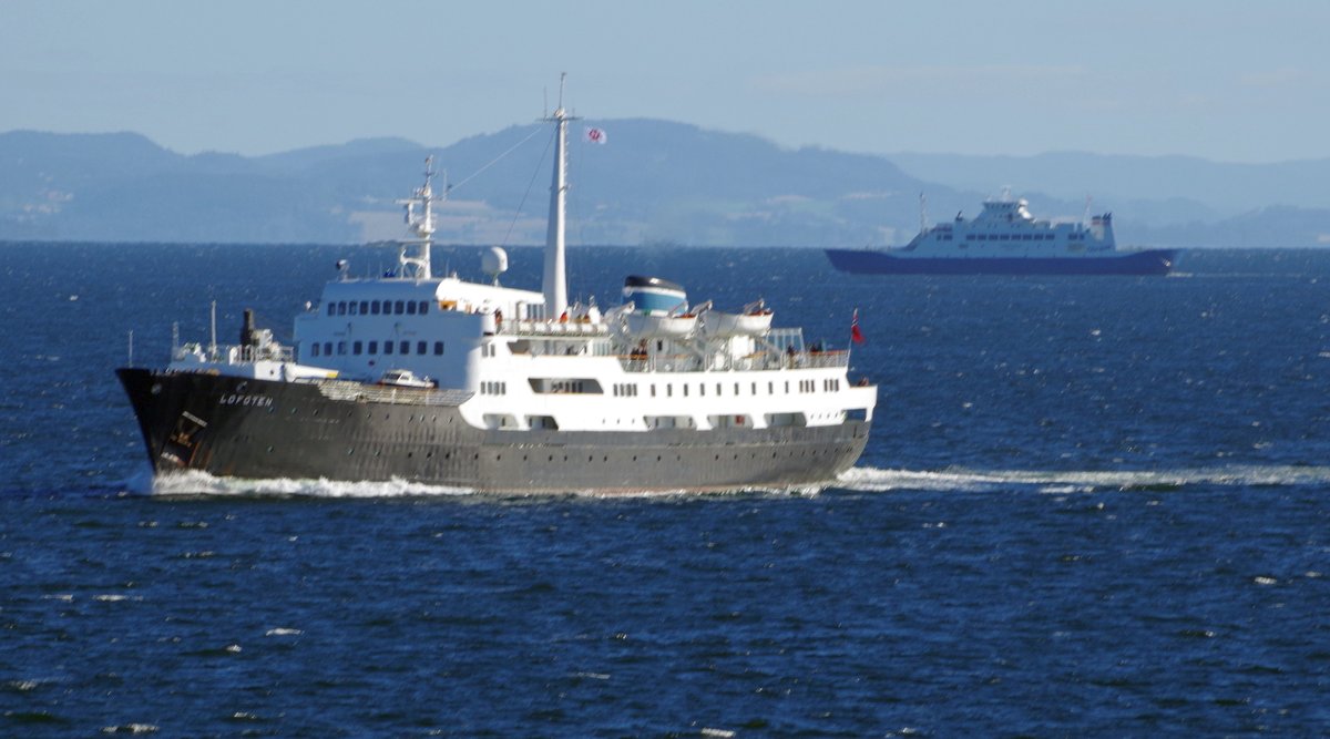 Das ehemalige Hurtigruten Schiff, MS Lofoten, am 05.09.16 auslaufend Trondheim (NOR)