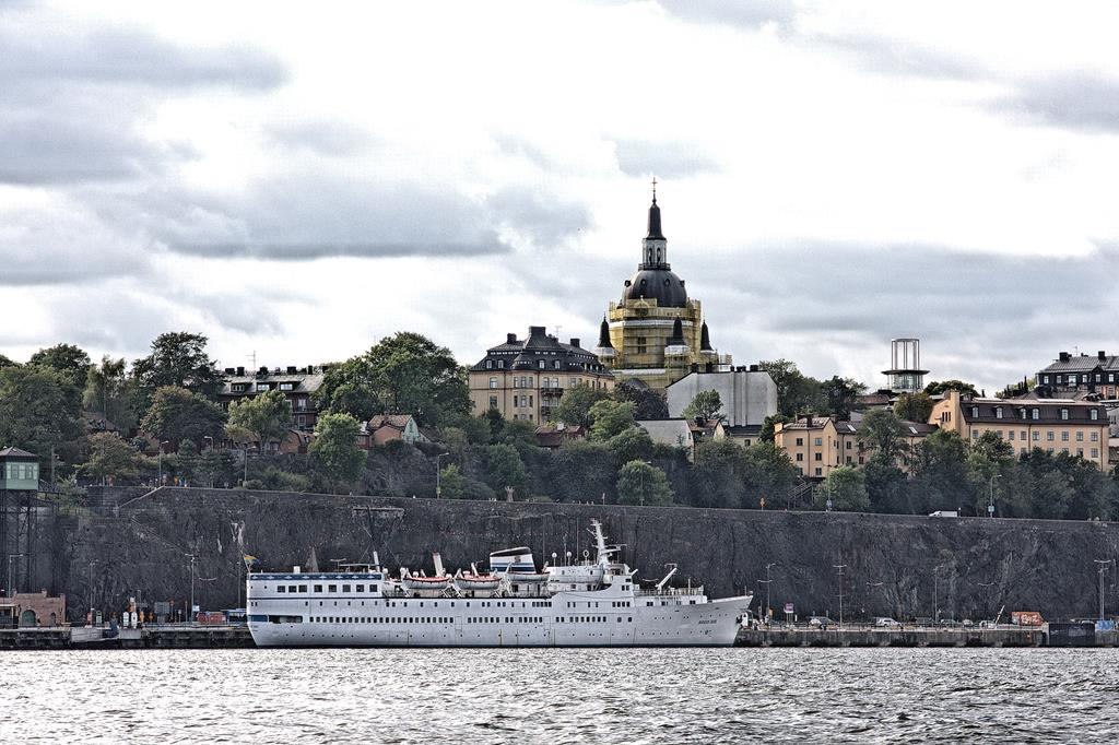 Das ehemalige Kreuzfahrt und Fährschiff  Birger Jarl  am Kai der Insel Sjöderland in Stockholm am 20.09.2016. Das Schiff dient heute als  Bed and breakfest  Hotel unter dem Namen  Anedin Hostel .