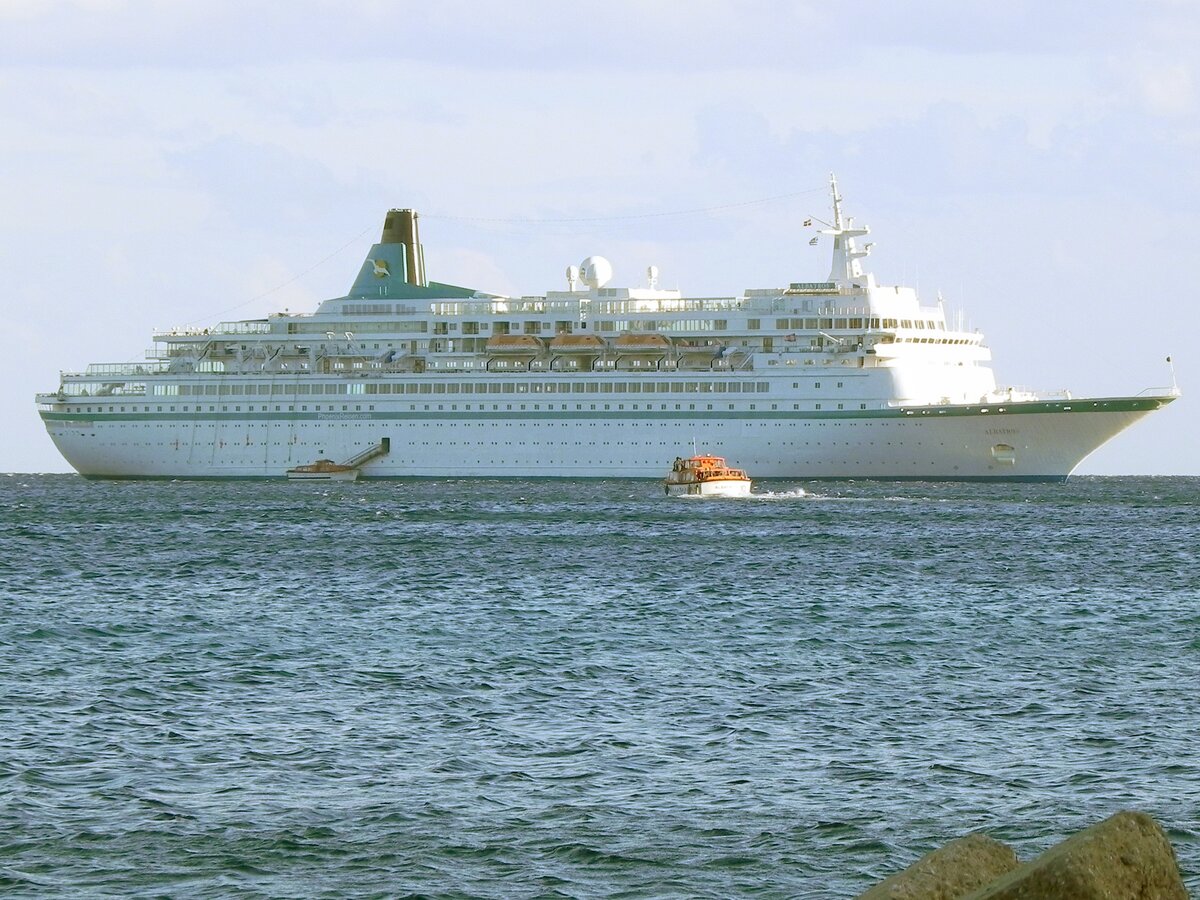 Das ehemalige Kreuzfahrtschiff  ALBATROS  des deutschen Reiseveranstalters Phoenix Reisen, IMO-Nr. 7304314, auf Reede vor der griechischen Stadt Monemvasia am 23.10.2014.