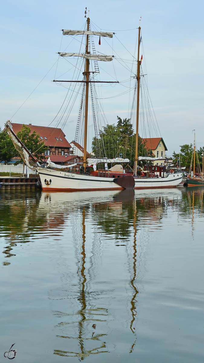 Das ehemalige niederländische Plattbodenschiff WEISSE DÜNE ist hier Mitte August 2021 im Hafen Wolgast zu sehen.