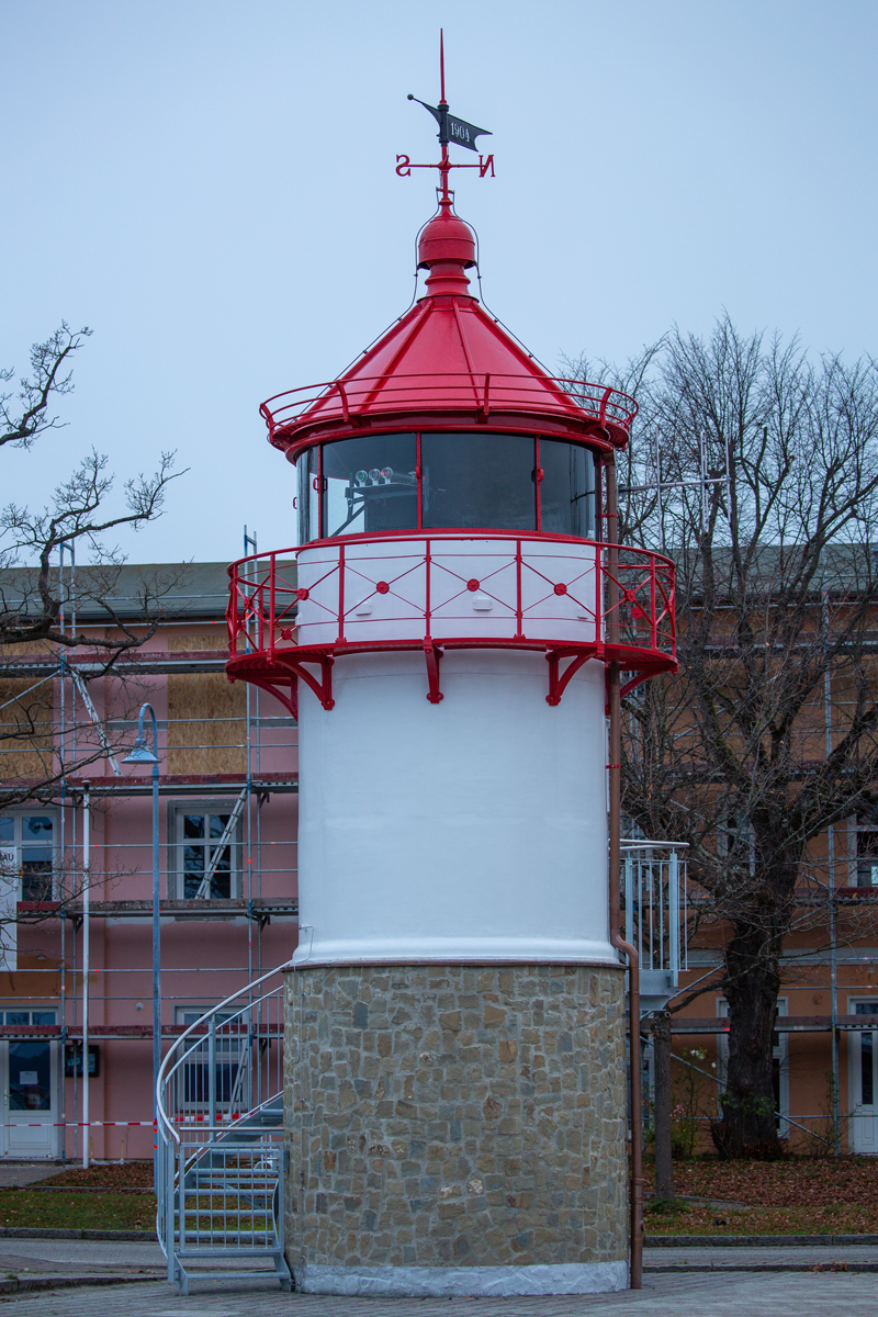 Das ehm. Ranzower Leuchtfeuer stand als Flächendenkmal jahrelang am Kap Arkona und seit kurzem blinkt der Leuchtturm im Hafen von Lauterbach. - 27.11.2021
