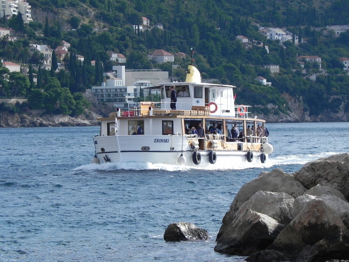 Das Fährboot  Zriski  am 25.10.2014 im Hafen von Dubrovnik, Kroatien.