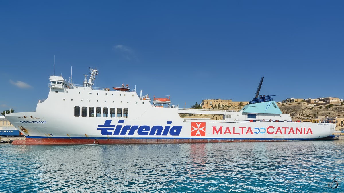 Das Fährschiff  Barbara Krahulik  vor Anker im Hafen von Valletta. (Oktober 2017)