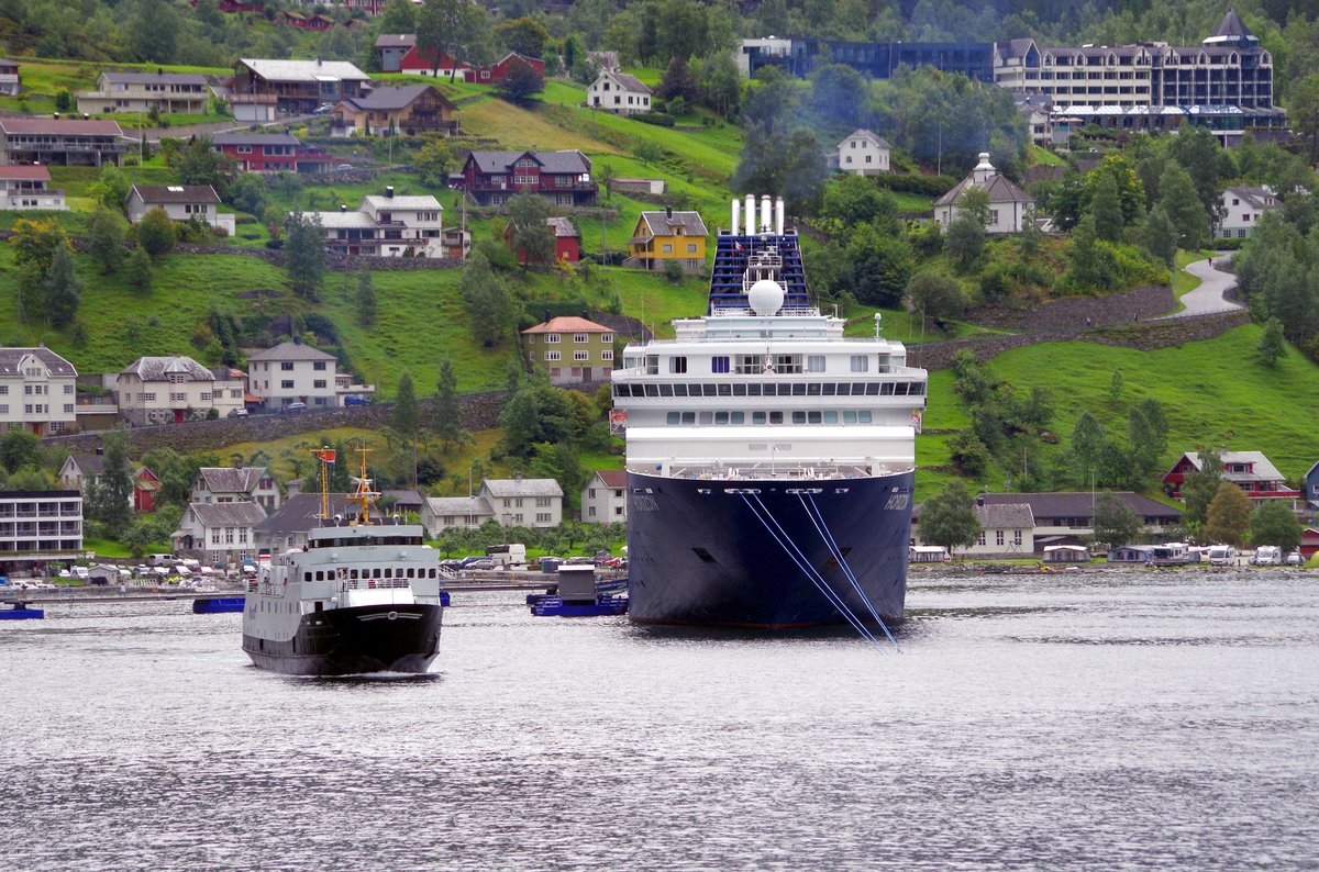 Das Fährschiff Bolsoy am 06.09.16 im Geiranger (NOR) vor der MS Horizon kreuzend