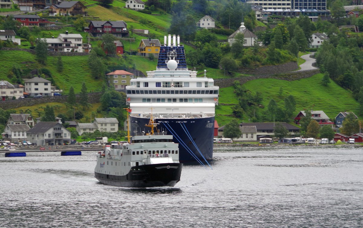 Das Fährschiff Bolsoy am 06.09.16 im Geiranger (NOR) vor der MS Horizon kreuzend