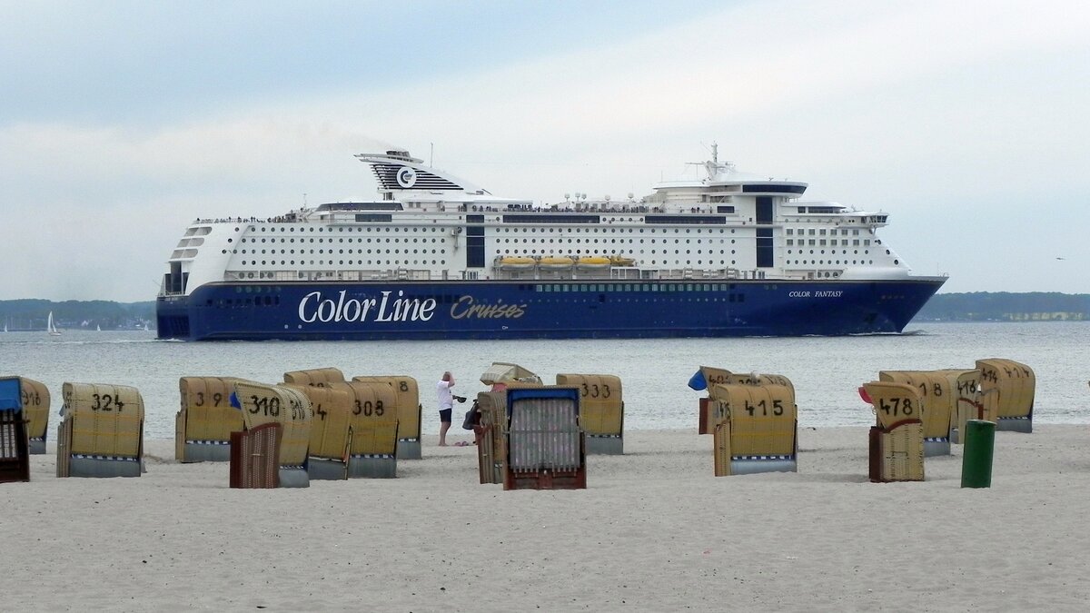 Das Fährschiff  COLOR FANTASY  IMO 9278234, am 22.05.23 in der Kieler Förde vor Laboe.