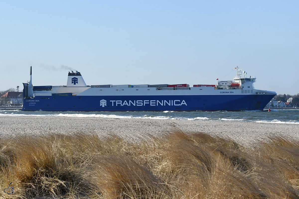 Das Fährschiff CORONA SEA (IMO 9357597) ist hier Ende März 2022 vom Priwaller Strand aus zu sehen.