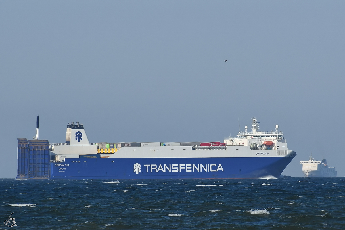 Das Fährschiff CORONA SEA (IMO 9357597) auf dem Weg in die Ostsee, am Horizont das Fährschiff STENA LIVIA (IMO: 9420423). (Priwall, März 2022)