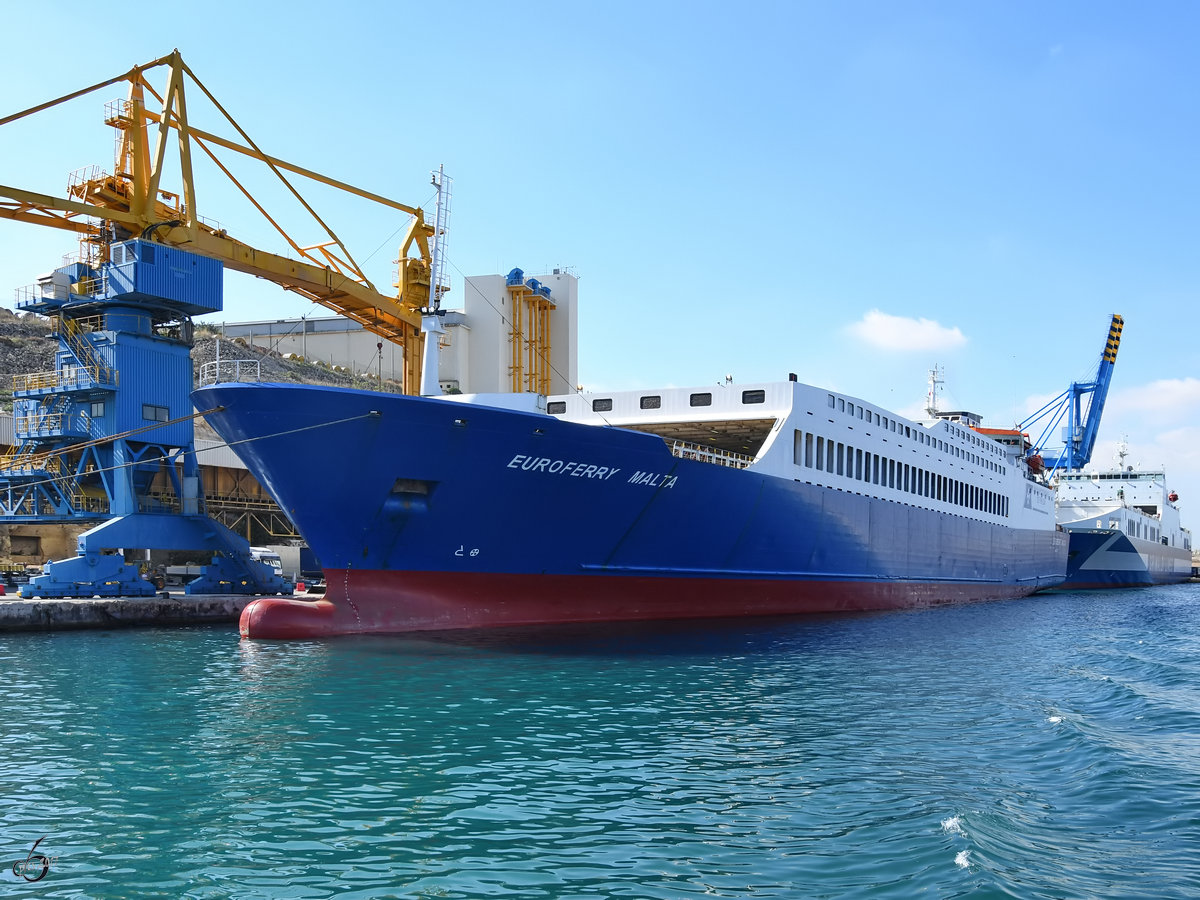 Das Fährschiff  Euroferry Malta  vor Anker im Hafen von Valletta. (Oktober 2017)