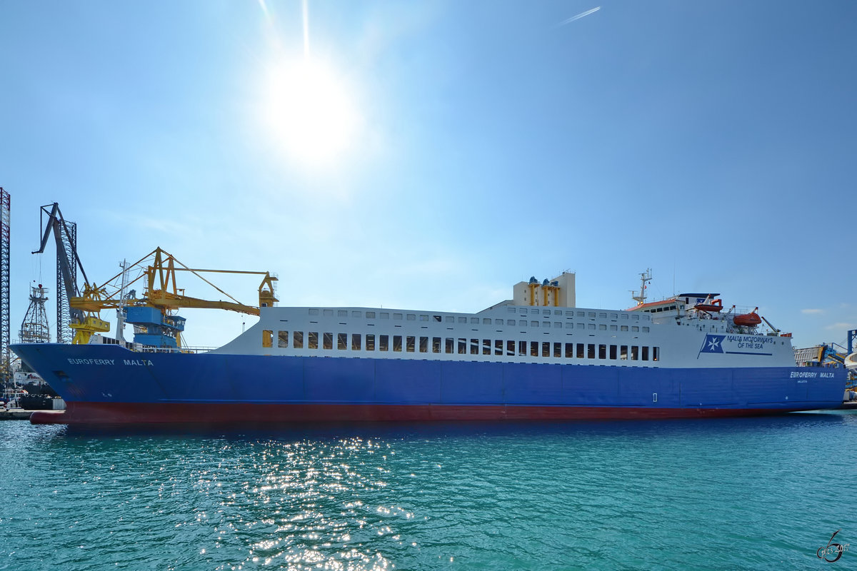 Das Fährschiff  Euroferry Malta  vor Anker im Hafen von Valletta. (Oktober 2017)