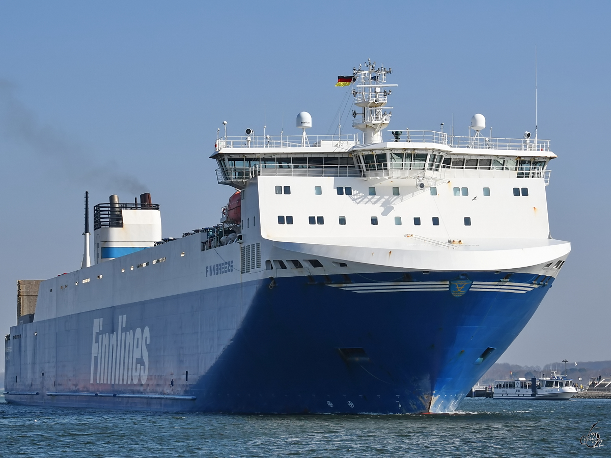 Das Fährschiff FINNBREEZE (IMO: 9468889) ist gerade in Travemünde angekommen. (März 2022)