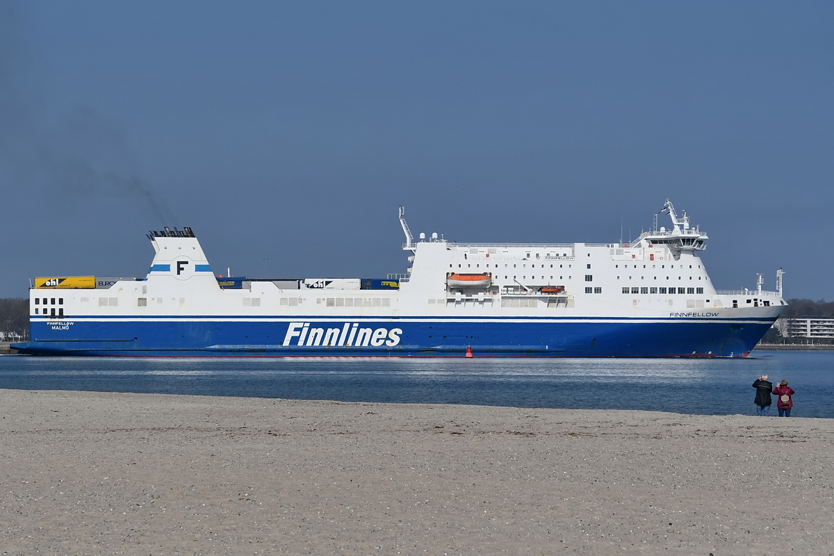 Das Fährschiff FINNFELLOW (IMO: 9145164) kurz der Abfahrt von Travemünde. (Priwall, März 2022)