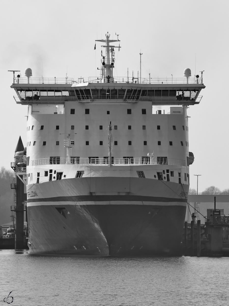 Das Fährschiff FINNFELLOW (IMO: 9145164) am Skandinavienkai im Travemünde. (März 2022)