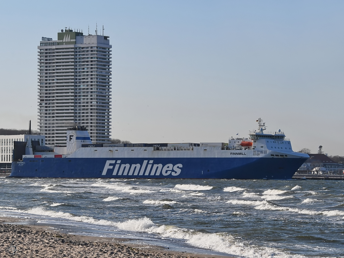 Das Fährschiff FINNMILL (IMO: 9212656) ist hier in Travemünde zu sehen. (März 2022)