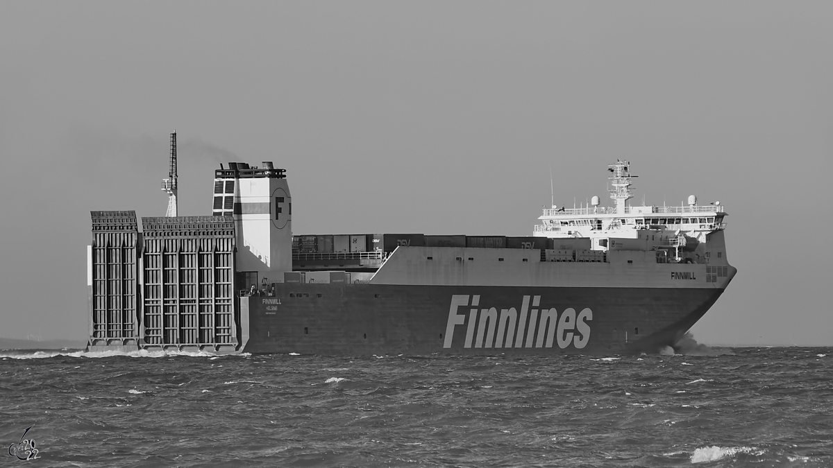 Das Fährschiff FINNMILL (IMO: 9212656) ist hier auf der Ostsee zu sehen. (Priwall, März 2022)