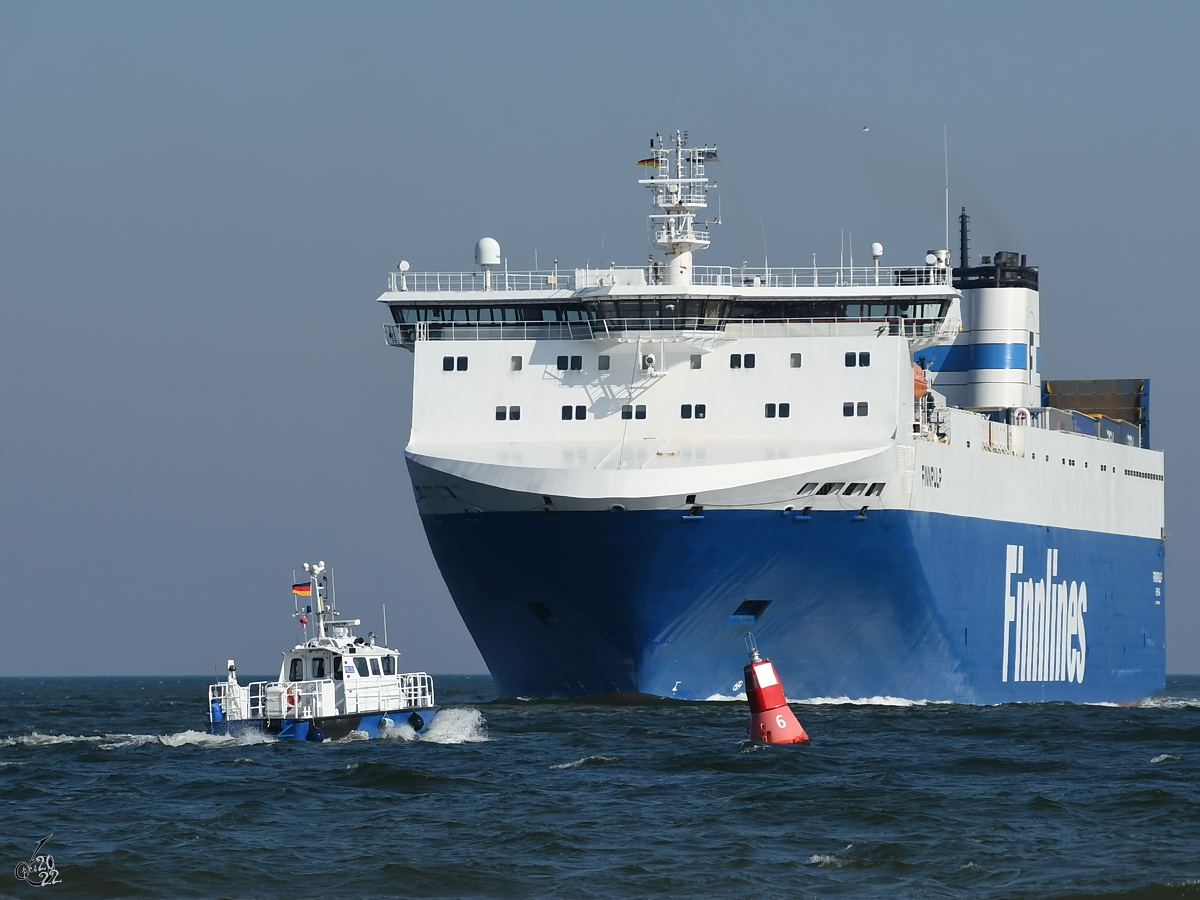 Das Fährschiff FINNPULP (IMO: 9212644) kurz vor der Ankunft in Travemünde, während das Polizeiboot HABICHT in die Ostsee hinaus fährt. (Priwall, März 2022)