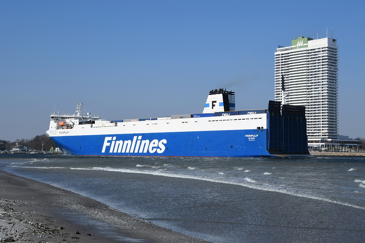 Das Fährschiff FINNPULP (IMO: 9212644) bei der der Ankunft in Travemünde. (Priwall, März 2022)