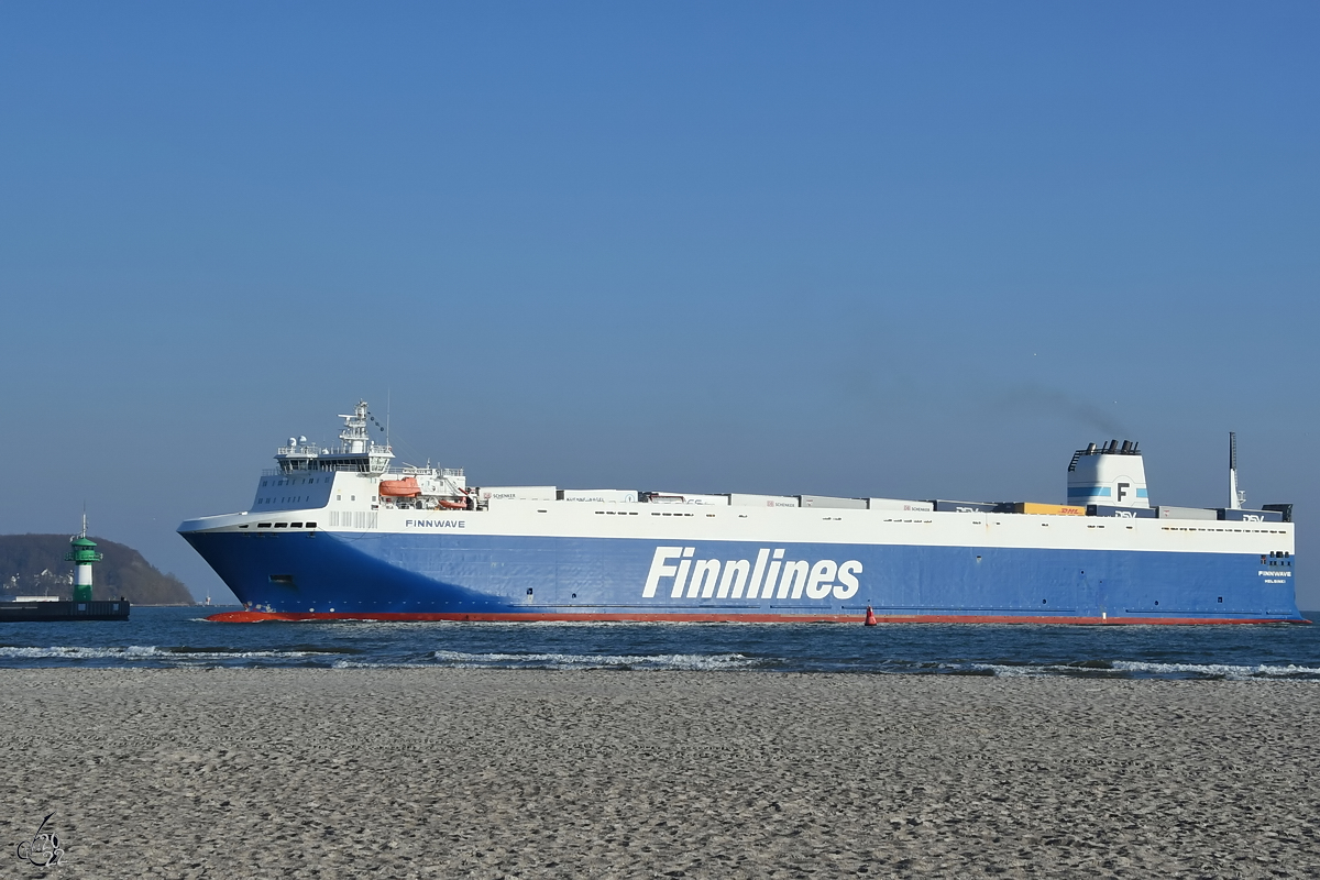 Das Fährschiff FINNWAVE (IMO: 9468932) kommt gerade in Travemünde an. (Priwall, März 2022)