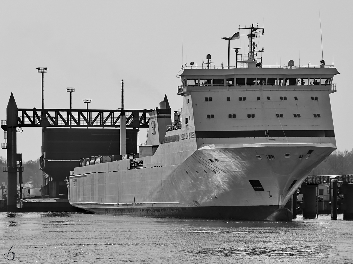 Das Fährschiff FRIEDRICH RUSS (IMO: 9186417) ist hier am Fährterminal in Travemünde zu sehen. (März 2022)