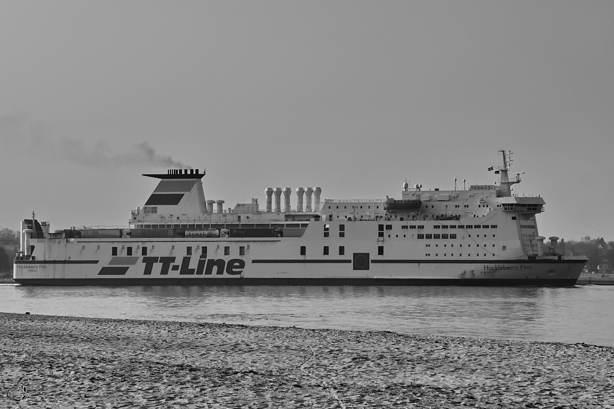 Das Fährschiff HUCKLEBERRY FINN (IMO 8618358) verlässt Ende März 2022 Travemünde.