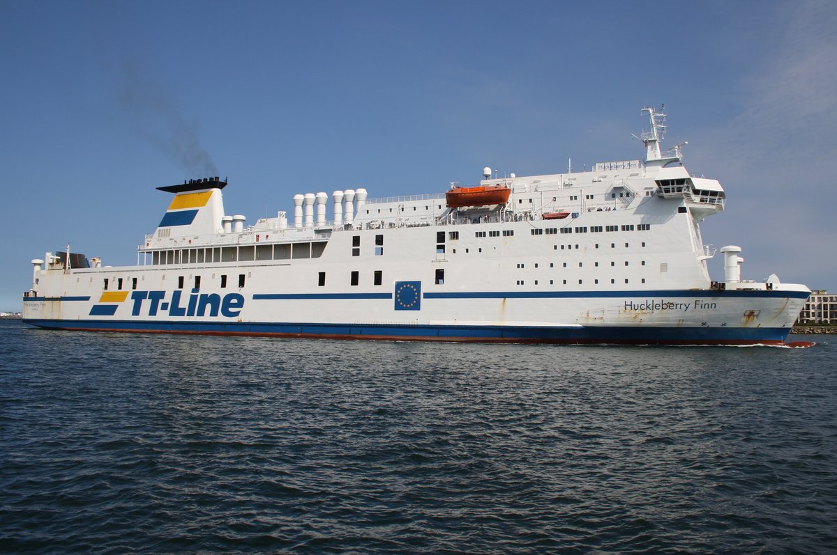 Das Fährschiff  Huckleberry Finn  läuft am 27.8.2016 aus Trelleborg kommend in Warnemünde ein.

Technische Daten:

Indienststellung: 1988 / Umbau 2002 
Werft: Schichau Seebeckwerft AG, Bremerhaven
Vermessung: 26.478 BRZ
Länge: 177,2m
Breite: 26m
Tiefgang: 5,7m
Geschwindigkeit: 18kn
Leistung: 20.122 PS
Passagierkapazität: 400
Laufende Lademeter: 2.200m