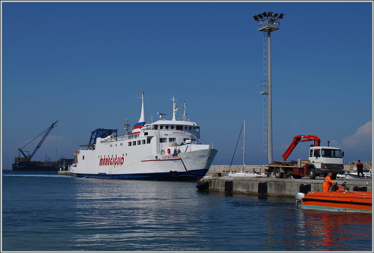Das Fährschiff  Isole di Giglio  von MAREGIGLIO erreicht Porto Giglio.
24. April 2015  