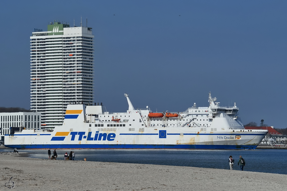 Das Fährschiff NILS DACKE (IMO: NILS DACKE) zieht Ende März 2022 an den Strand von Priwall vorbei.