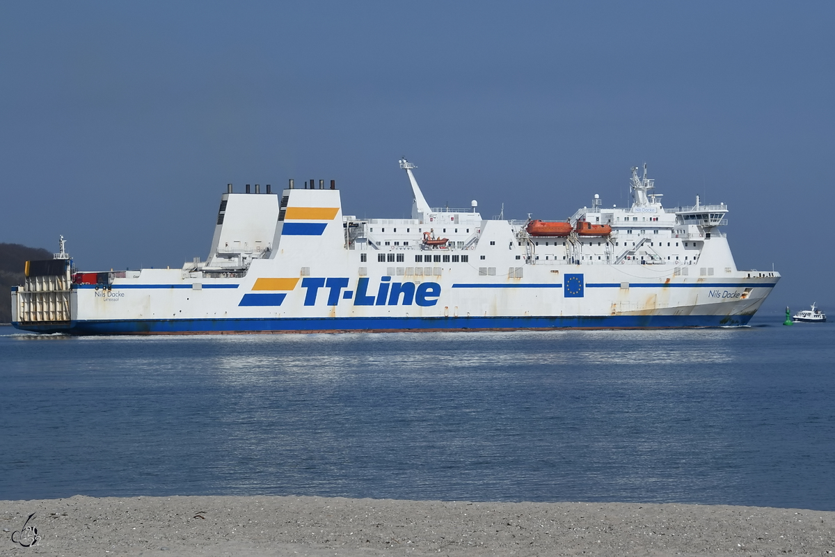 Das Fährschiff NILS DACKE (IMO: NILS DACKE), hier zu sehen Ende März 2022 am Strand von Priwall.