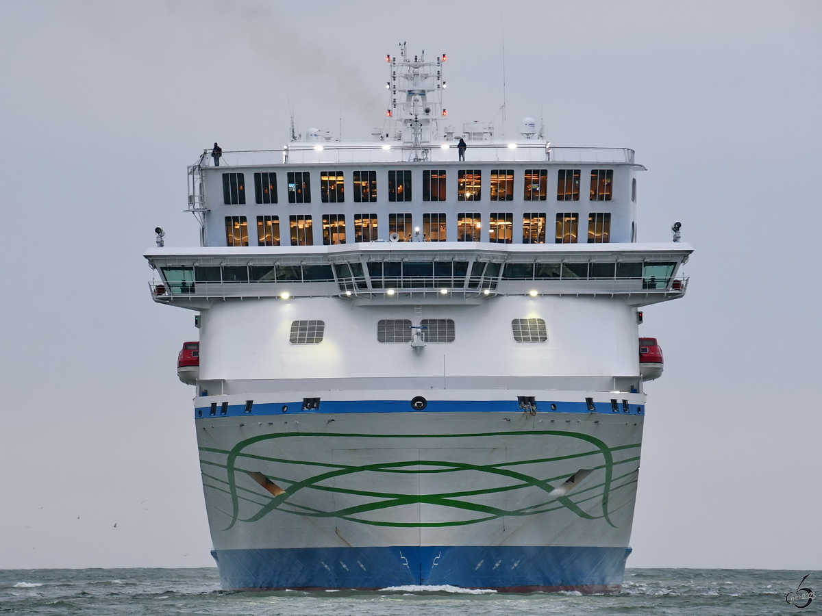 Das Fährschiff NILS HOLGERSSON (IMO: 9865685) kommt an einem verregneten Maiabend in Travemünde an.