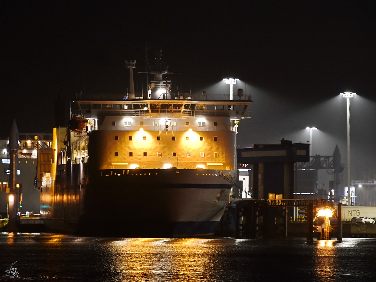 Das Fährschiff ROBIN HOOD (IMO: 9087477) ist hier Ende März 2022 am Skandinavienkai in Travemünde zu sehen.