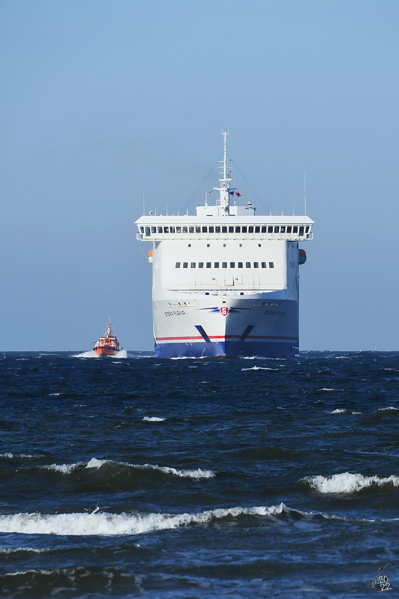 Das Fährschiff STENA FLAVIA (IMO: 9417919) und ein Lotsenboot sind hier Ende März 2022 auf der Ostsee bei Priwall unterwegs.