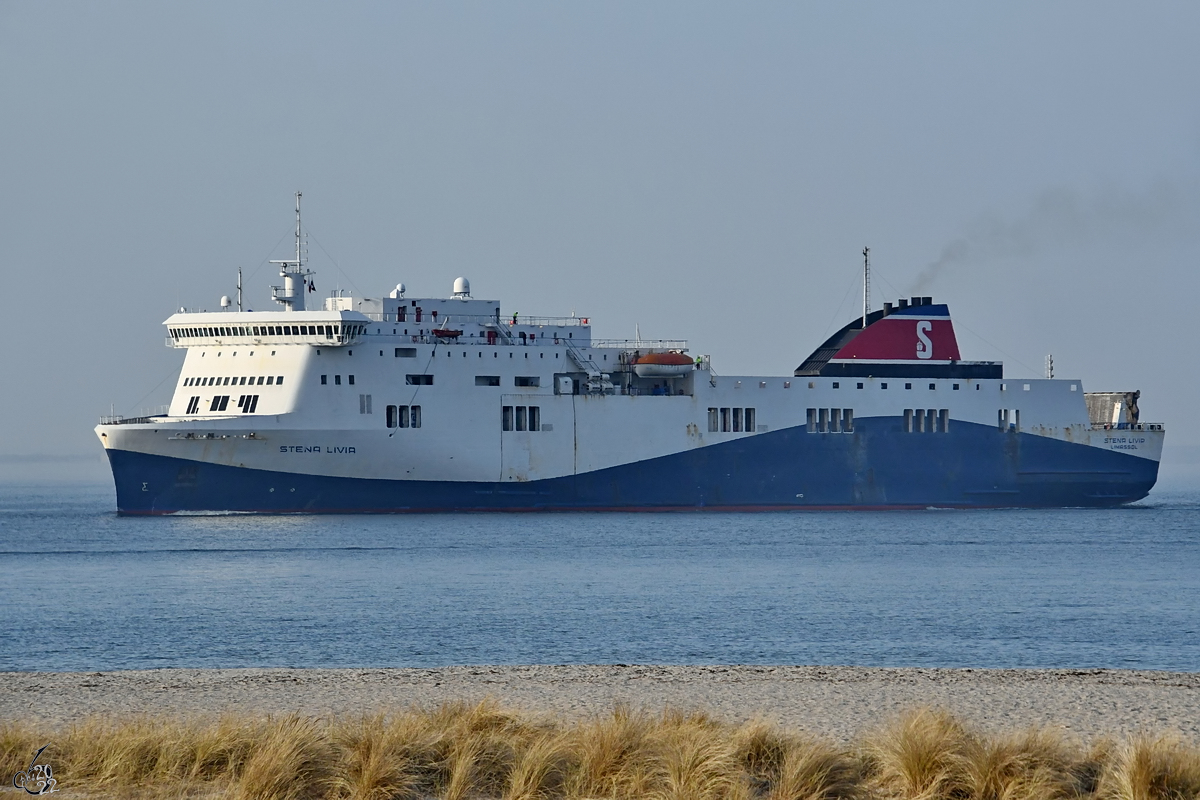 Das Fährschiff STENA LIVIA (IMO: 9420423) kommt gerade in Travemünde an. (Priwall, März 2022)