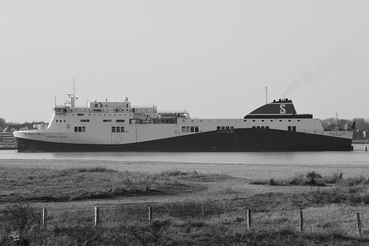 Das Fährschiff STENA LIVIA (IMO: 9420423) kommt gerade in Travemünde an. (Priwall, März 2022)