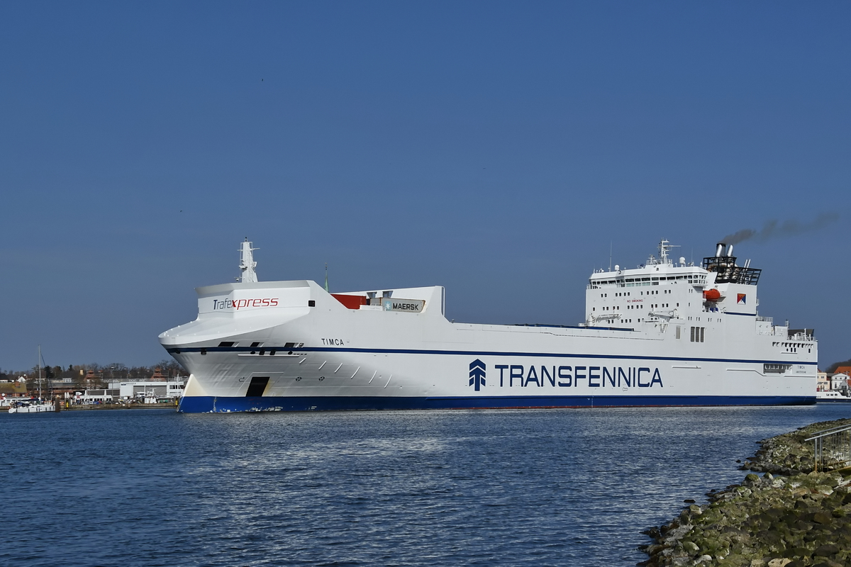 Das Fährschiff TIMCA (IMO: 9307358) befährt die Trave in Richtung Lübecker Hafen. (Priwall, März 2022)