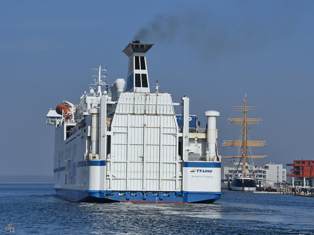 Das Fährschiff TOM SAWYER (IMO: 8703232) verlässt Ende März 2022 Travemünde in Richtung Ostsee.