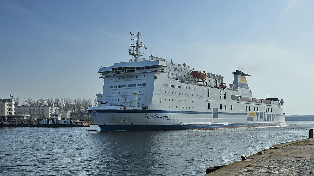Das Fährschiff TOM SAWYER (IMO: 8703232) befährt die Trave in Richtung Ostsee. (Travemünde, März 2022)