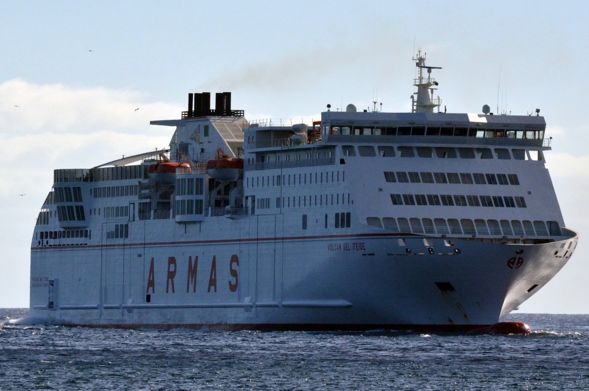 Das Fhrschiff ,,Volcan Del Taide``  luft gerade am 19.12.13 gegen 17:15 Uhr in den Hafen von Arrecife ein.