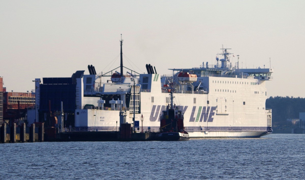 Das Fährschiff  Wolin  der UNITY LINE am 19.03.15 am Anleger in Swinemünde