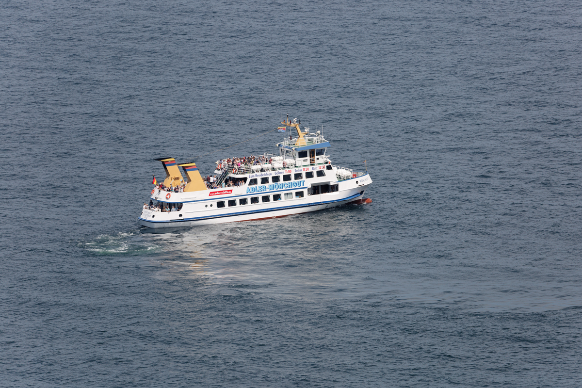 Das Fahrgastschiff  ADLER-MÖNCHGUT beim Wendemanöver vor Rügen’s Königsstuhl. - 19.06.2019