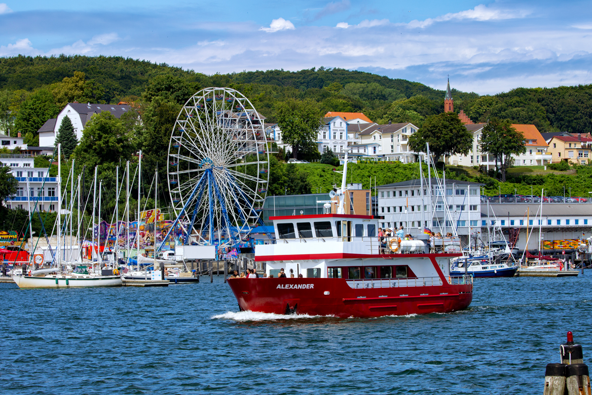 Das Fahrgastschiff ALEXANDER auf seiner Fahrt zu den Kreidefelsen, hier auf Höhe des Riesenrades des Sassnitzer Hafenfestes. - 10.07.2016