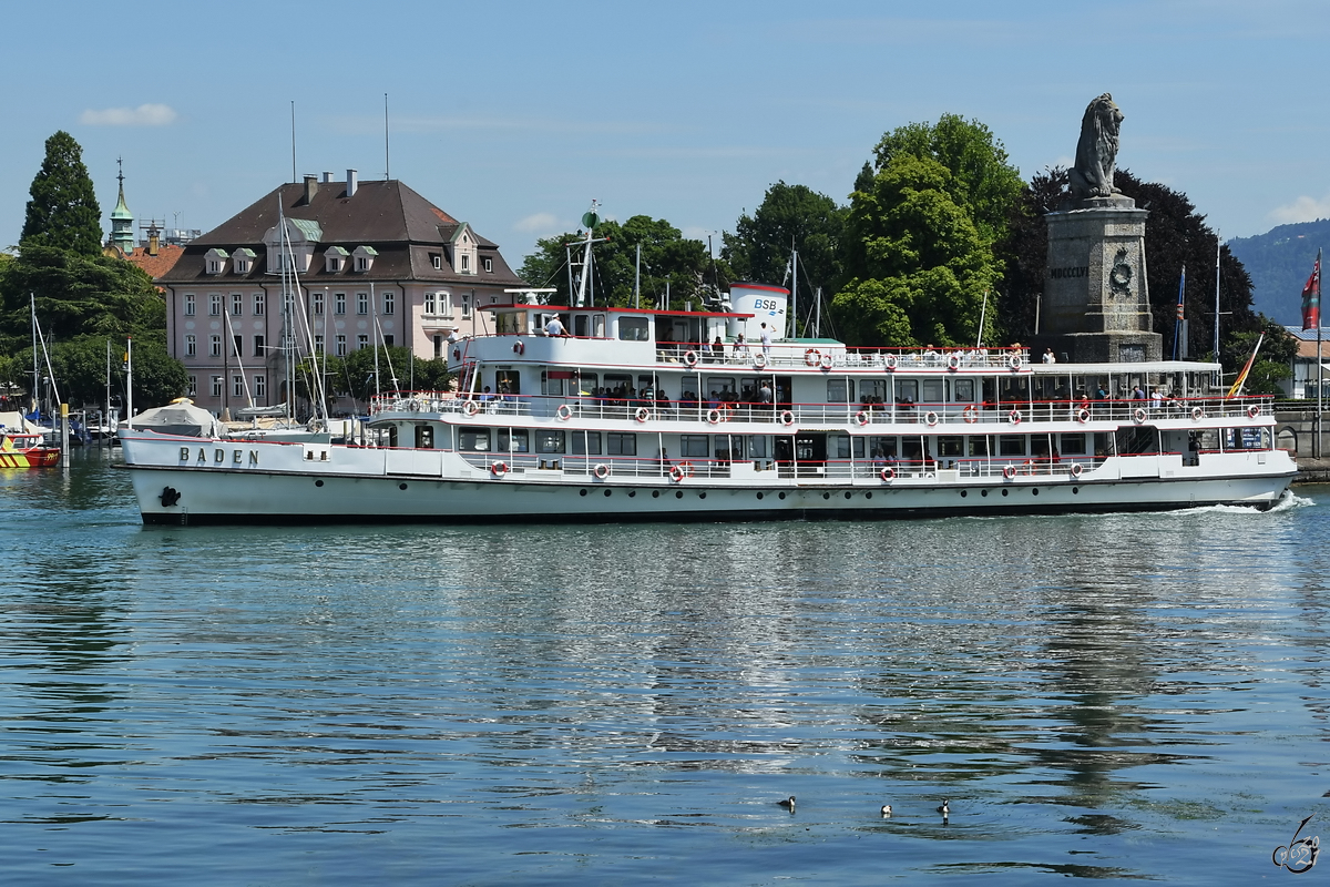 Das Fahrgastschiff BADEN ist in den Hafen von Lindau eingefahren. (Juli 2017)