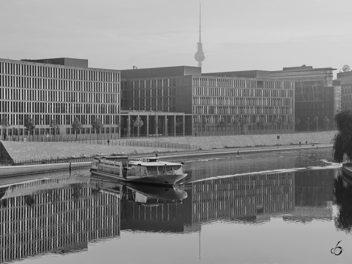 Das Fahrgastschiff  Belvedere  dreht am Spreebogen im Berliner Stadtzentrum. (November 2014)